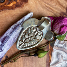 Load image into Gallery viewer, 50mm Purple Flash Labradorite Flower Pendant