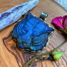 Load image into Gallery viewer, 50mm Blue Flash Labradorite Tiger