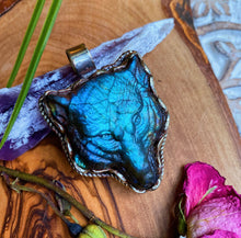 Load image into Gallery viewer, 50mm Labradorite Wolf