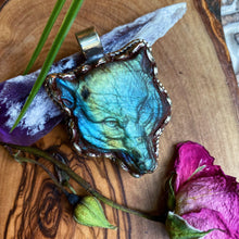 Load image into Gallery viewer, 50mm Labradorite Wolf