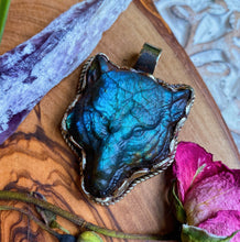 Load image into Gallery viewer, 50mm Labradorite Wolf