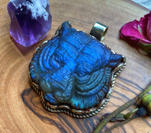 Load image into Gallery viewer, 50mm Blue Flash Labradorite Tiger
