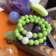 Load image into Gallery viewer, Tridacna Shell Flower Carving + 10mm Green Apple Turquoise Gemstone Stretch Mala Bracelet