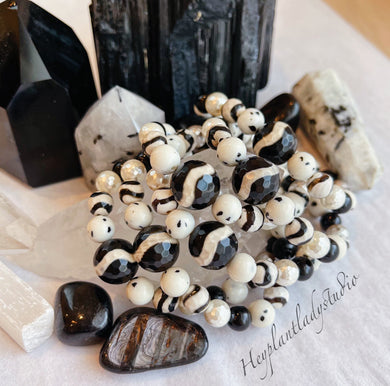 Le Dalmatien - Dzi Tibetan Agate + Dalmatian Jade + Mother of Pearl + Dzi Zebra Agate + Black Tourmaline Stretch Bracelet